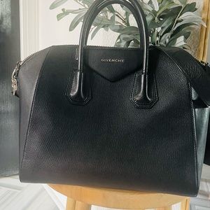 Black Medium sized Givenchy Antigona bag.